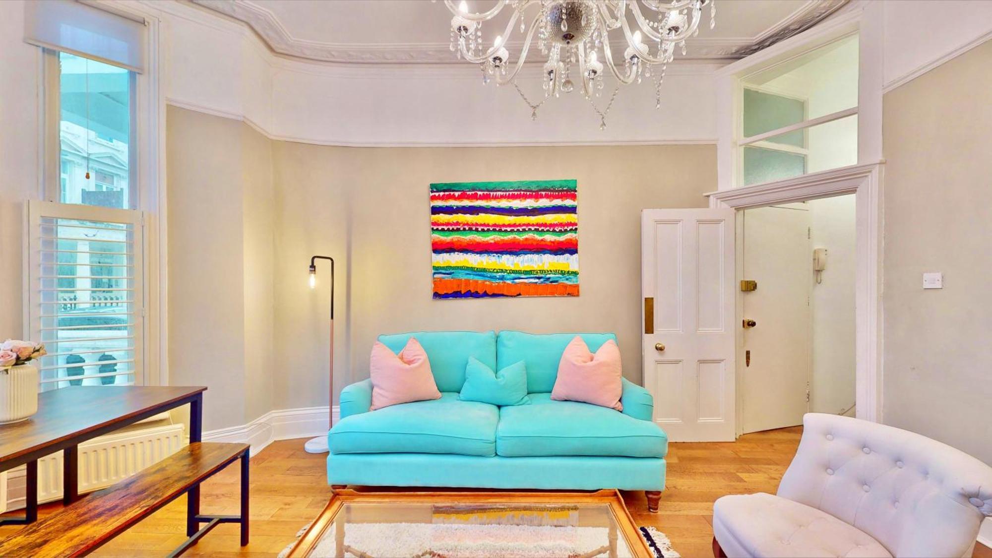 Bright & Spacious West Gem Apartment *